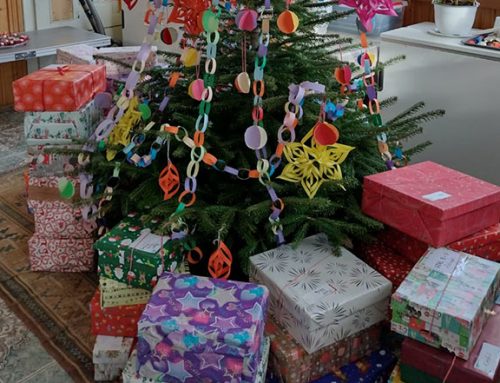 Weihnachtspäckchen im BuKi-Haus